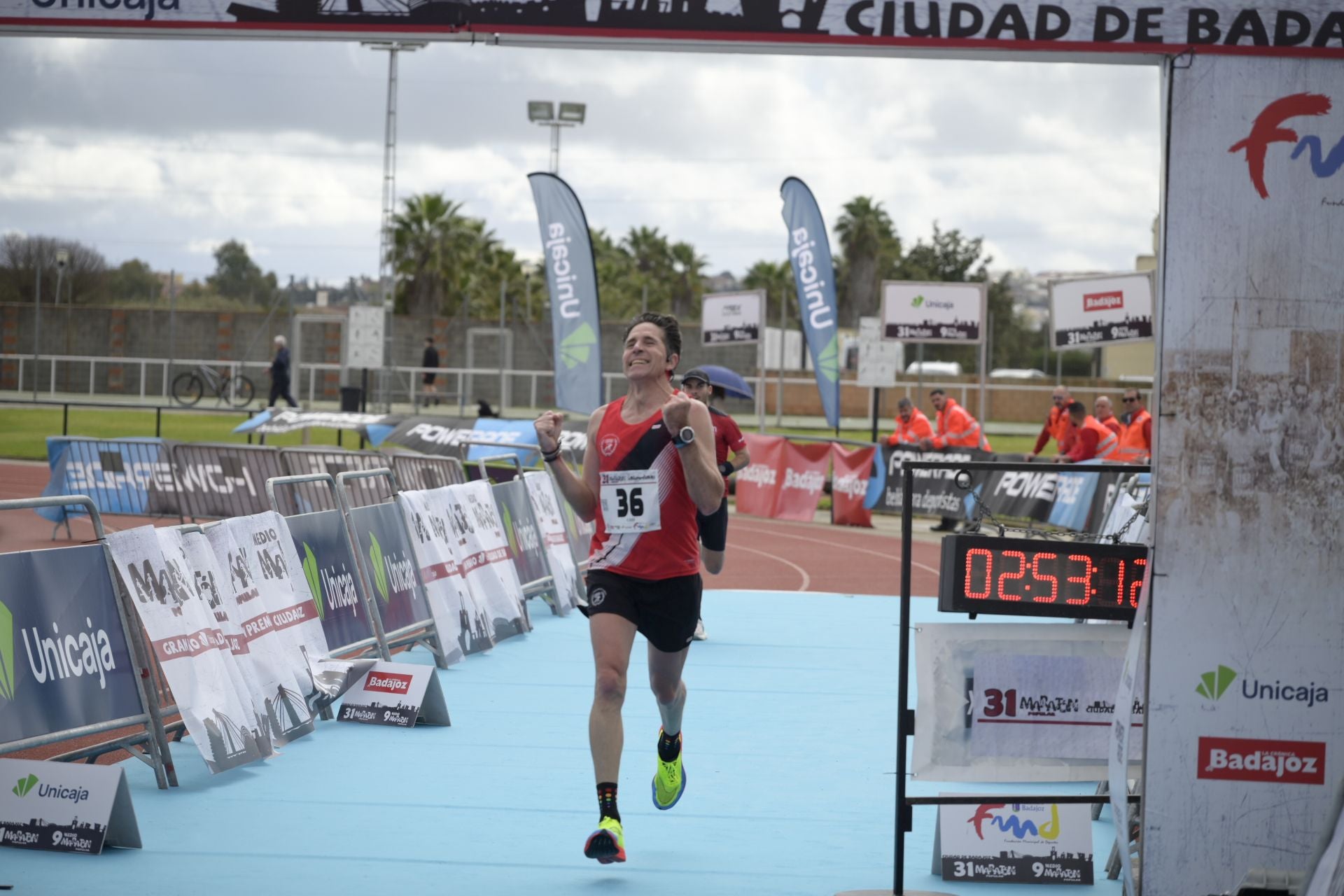 El Maratón Popular y Medio Maratón de Badajoz, en imágenes