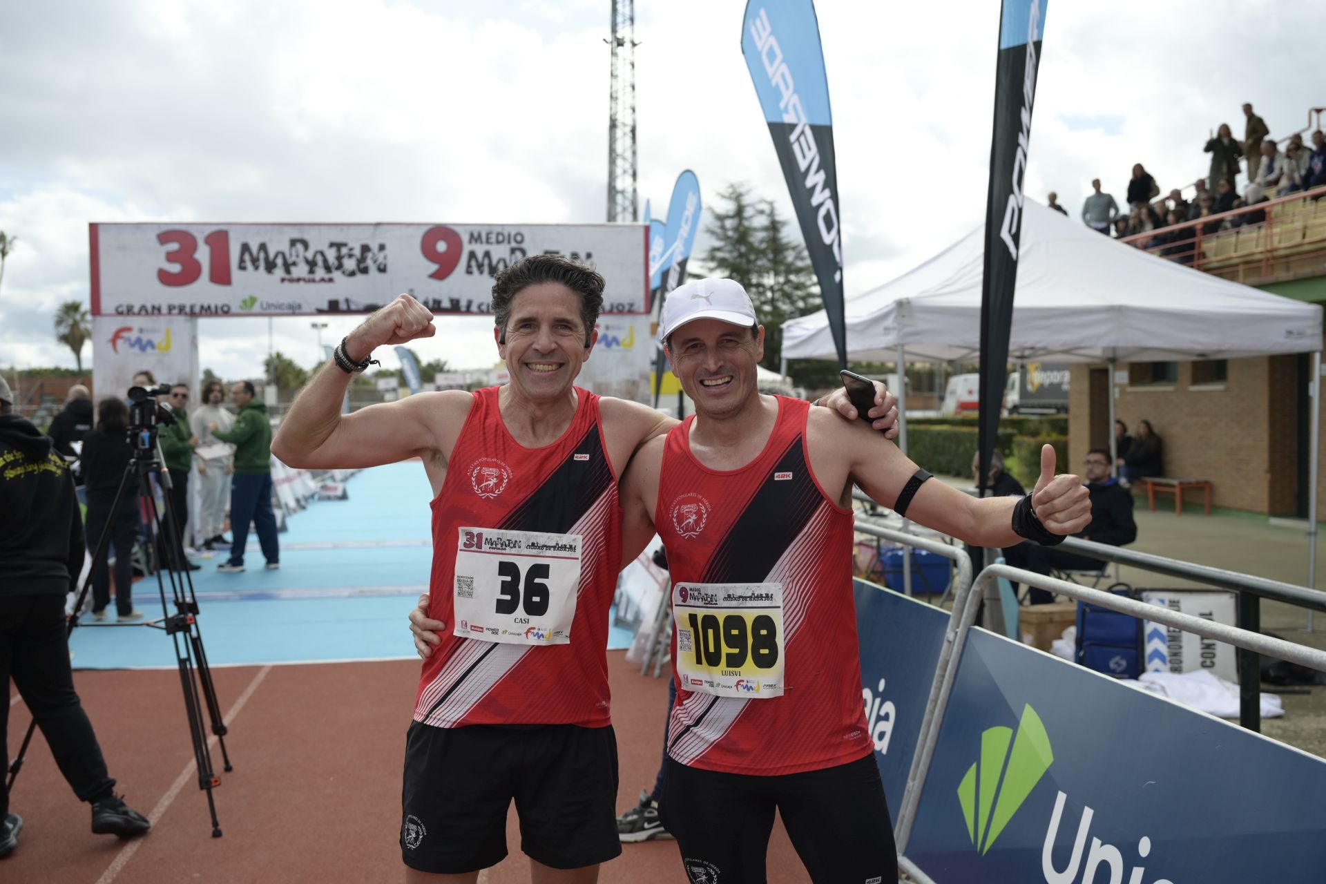 El Maratón Popular y Medio Maratón de Badajoz, en imágenes