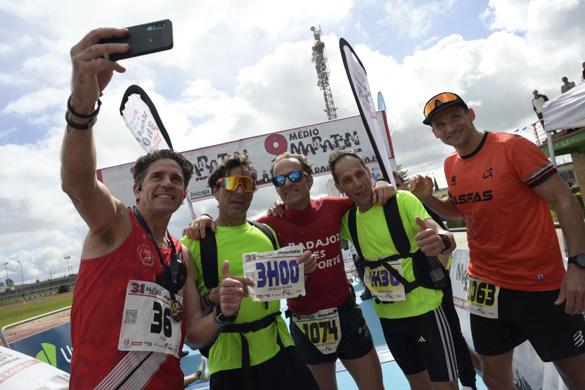 El Maratón Popular y Medio Maratón de Badajoz, en imágenes