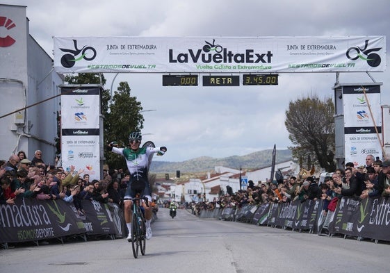 El corredor del Extremadura Pebetero Adrián Benito a su llegada a meta.