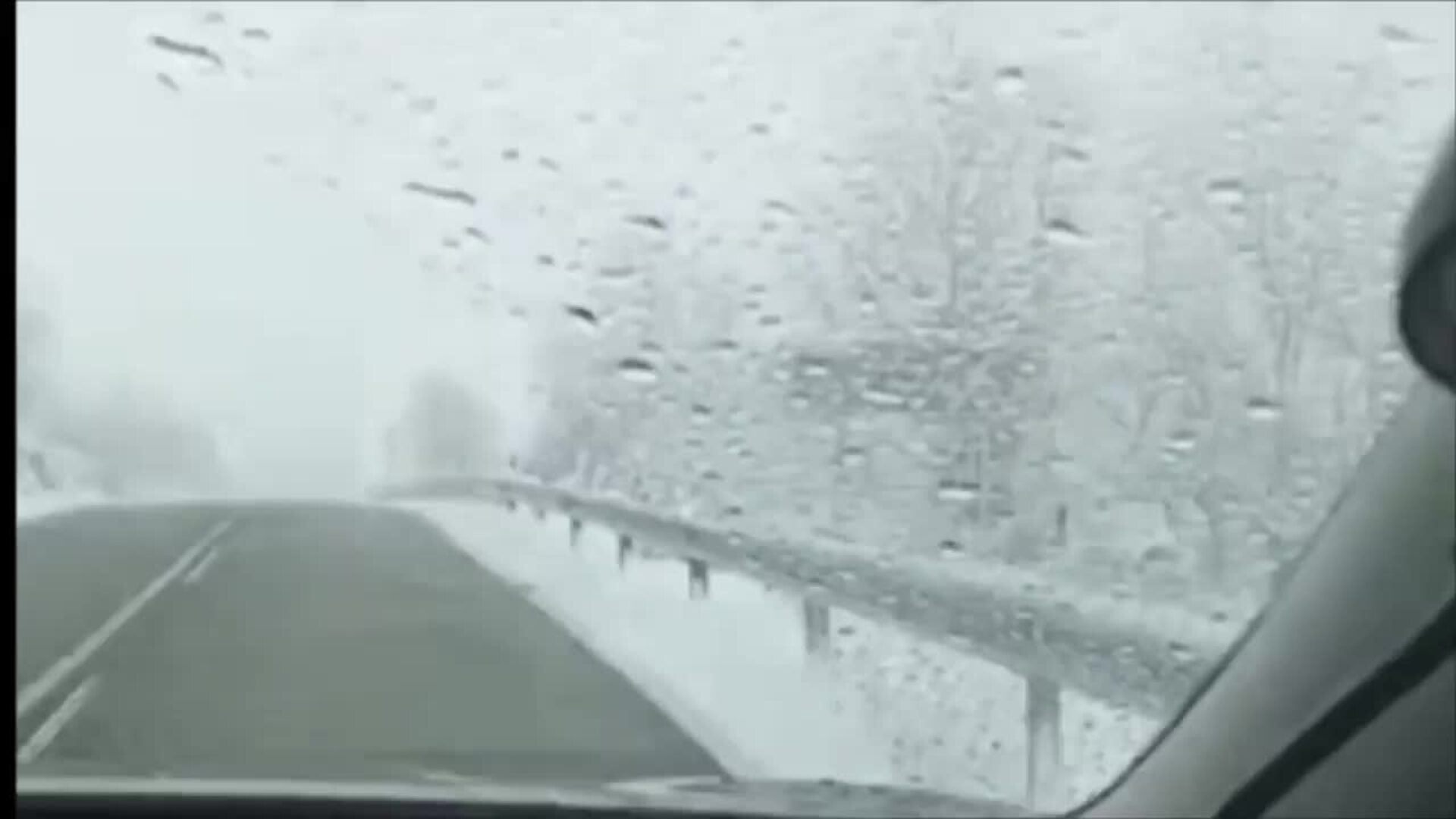 Puerto de Tornavacas cortado al tráfico para vehículos pesados por nieve en la calzada