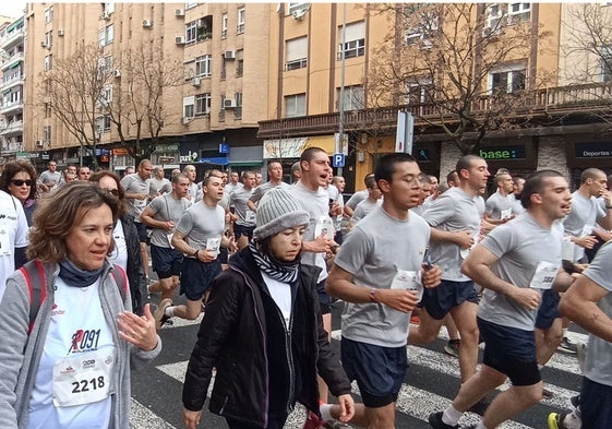 Alumnos del Cefot participaron en la carrera entonando cánticos militares.