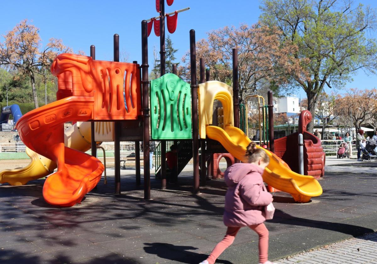 Aspecto actual de uno de los espacios infantiles del parque de la Coronación.