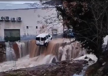 La rotura de una balsa de agua en Jarandilla arrastra coches y obliga a rescatar a un matrimonio