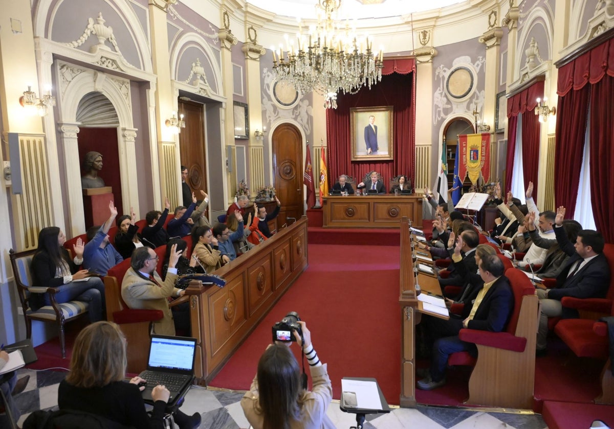 Los concejales votan en un pleno en una imagen de archivo.