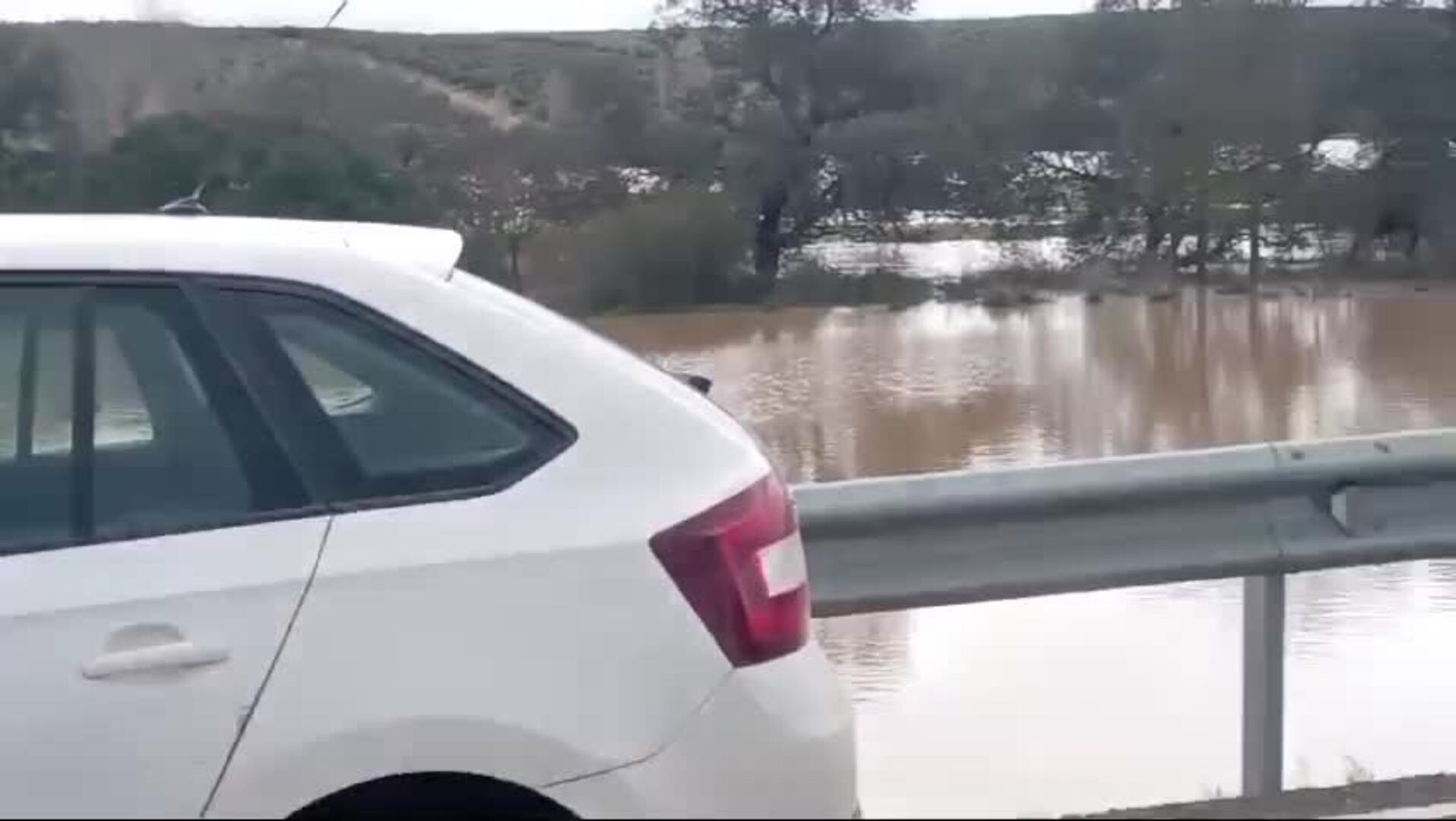 La crecida del río Zújar corta la carretera BA-074, entre Granja de Torrehermosa y el límite con Córdoba