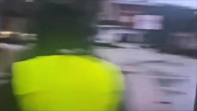 Una riada de agua arrastra coches durante la madrugada en Jarandilla de la Vera