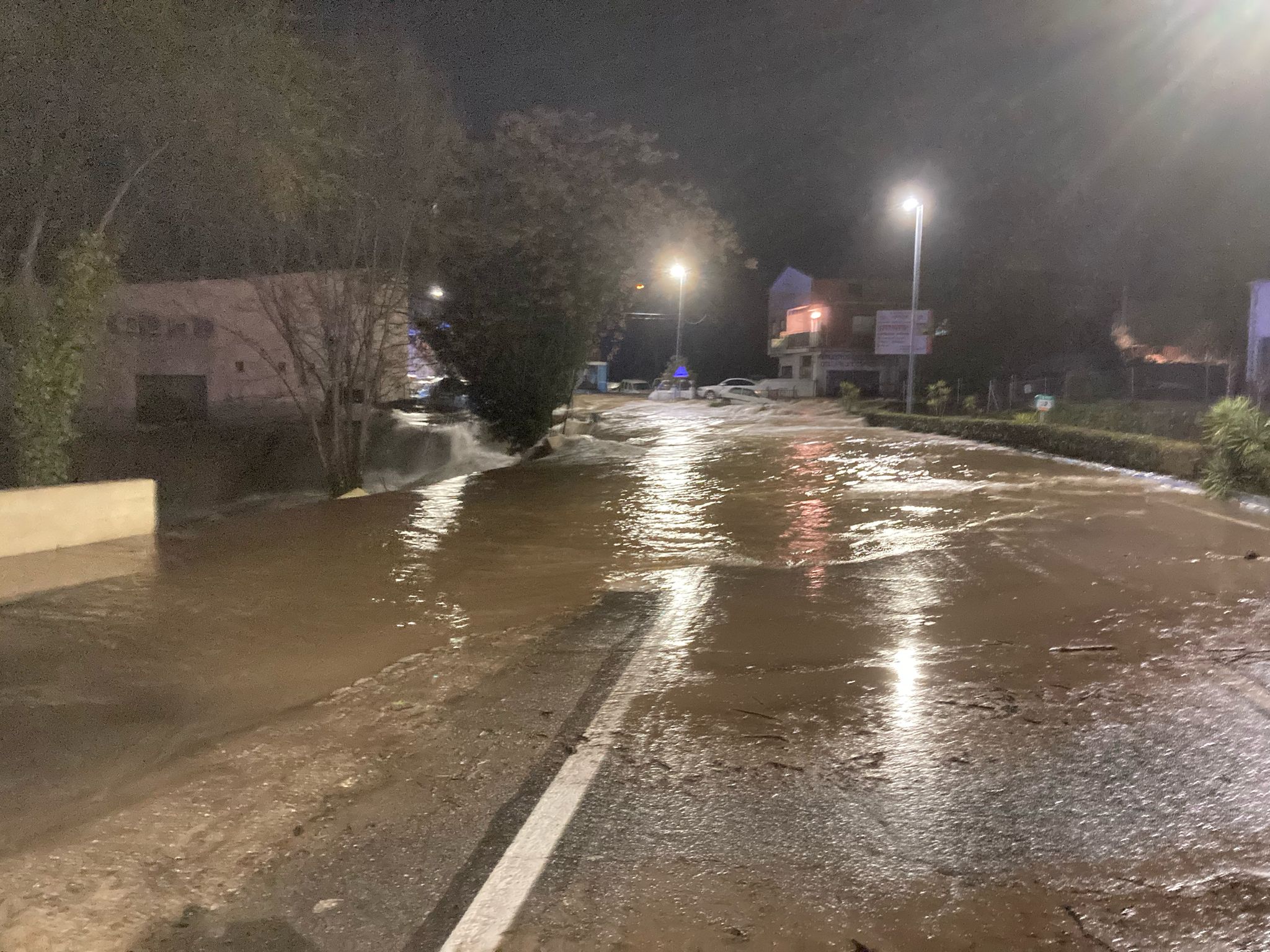 Calles anegadas y coches volcados por la rotura de una balsa de agua en Jarandilla