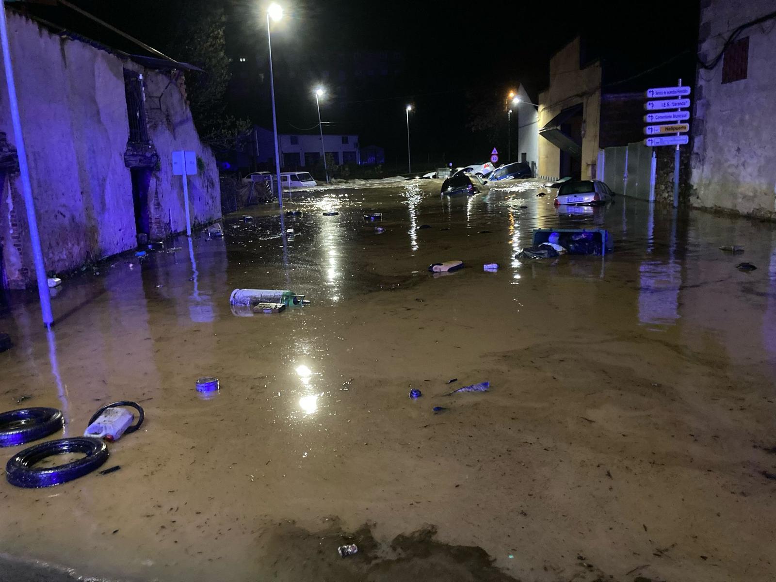 Calles anegadas y coches volcados por la rotura de una balsa de agua en Jarandilla