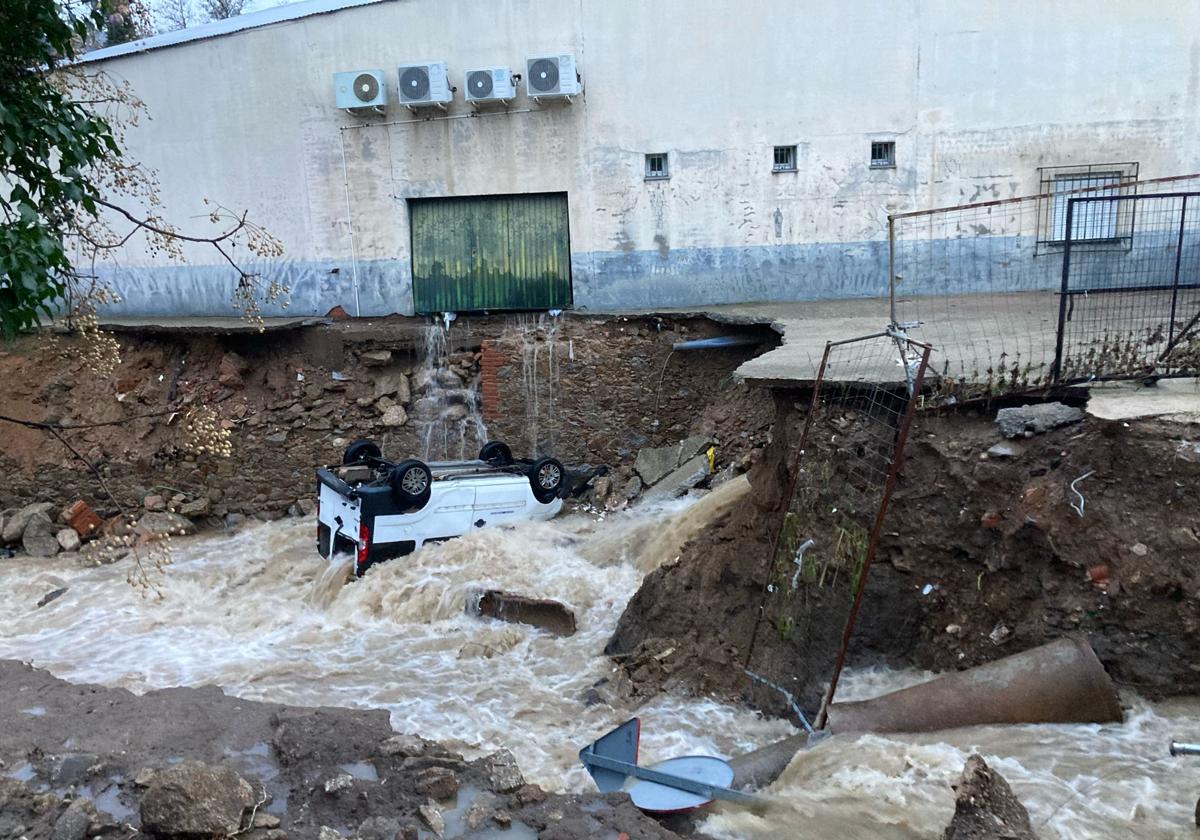 Calles anegadas y coches volcados por la rotura de una balsa de agua en Jarandilla