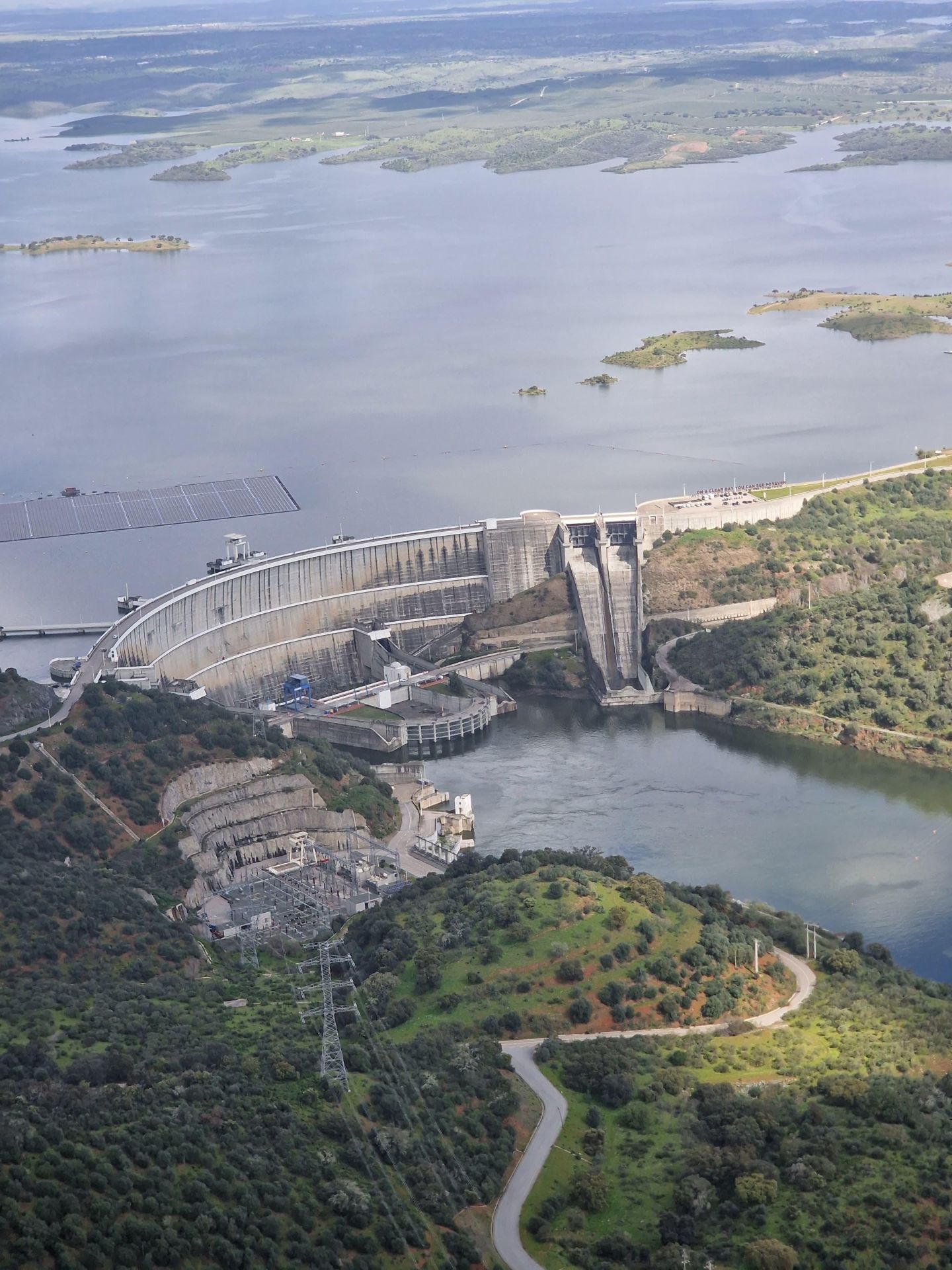 Presa de Alqueva, ya en territorio portugués, a medio metro de alcanzar el límite de capacidad. 