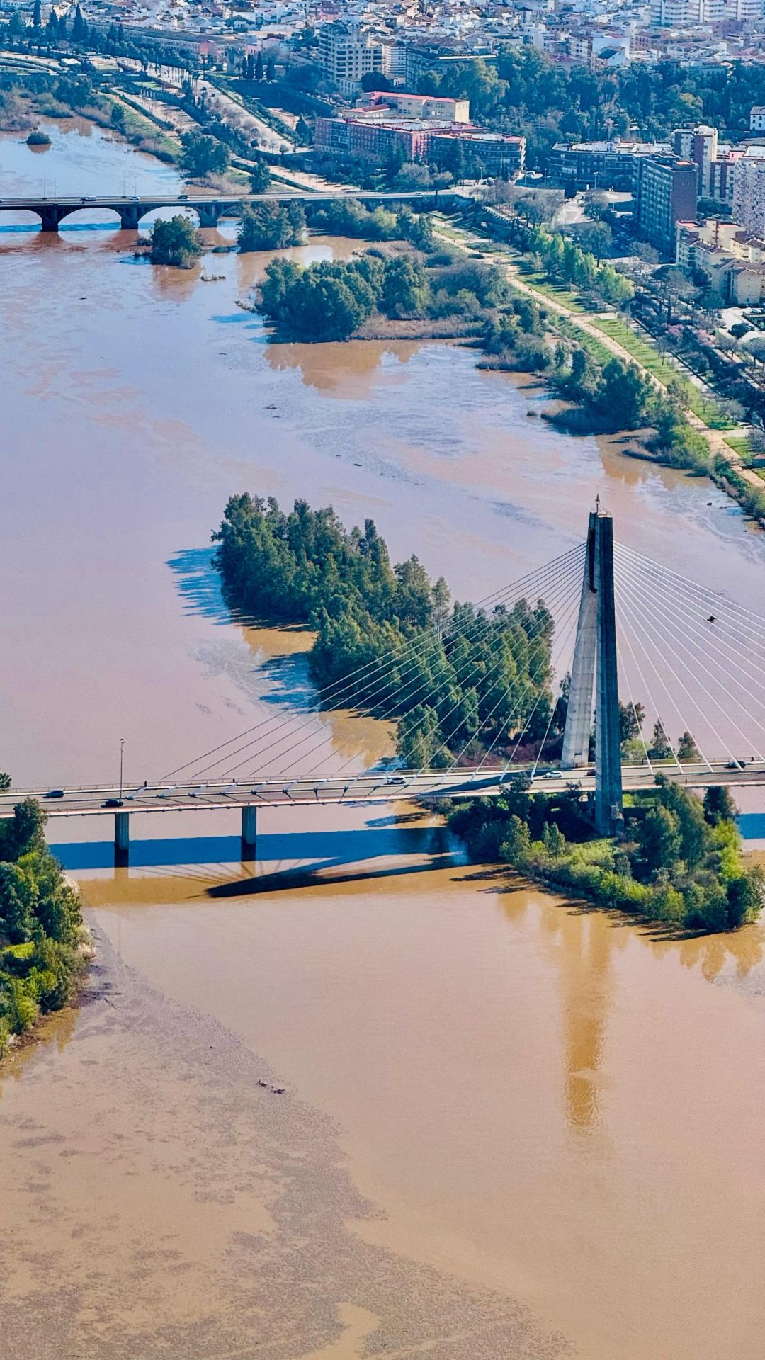 Así se ve desde el aire la crecida del Guadiana entre Badajoz y Alqueva