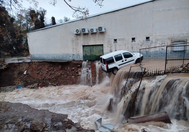 La tromba de agua en Jarandilla ha arrastrado una treintena de vehículos.