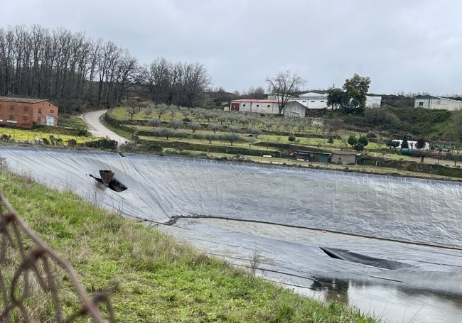 Balsa que se rompió por el sumidero (a la izquierda), y también unos metros por debajo (sobre estas líneas).