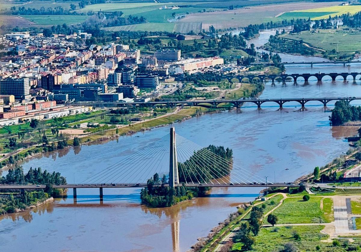 Así se ve desde el aire la crecida del Guadiana entre Badajoz y Alqueva