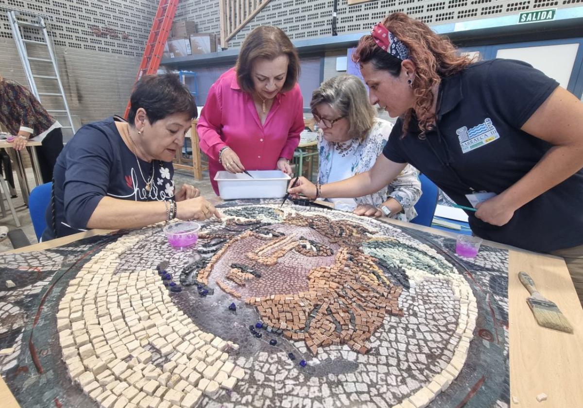 Una antigua alumna de Barraeca haciendo el mosaico de Medusa.