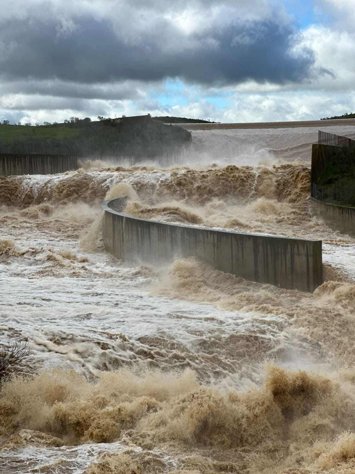 Desembalse en la presa de Los Molinos, en Hornachos. 
