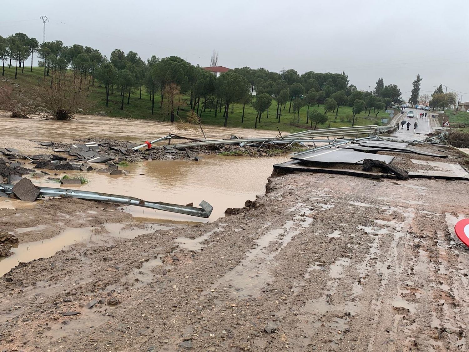 Estado en el que ha quedado la carretera BA-086, a la salida de Maguilla en dirección a Llerena