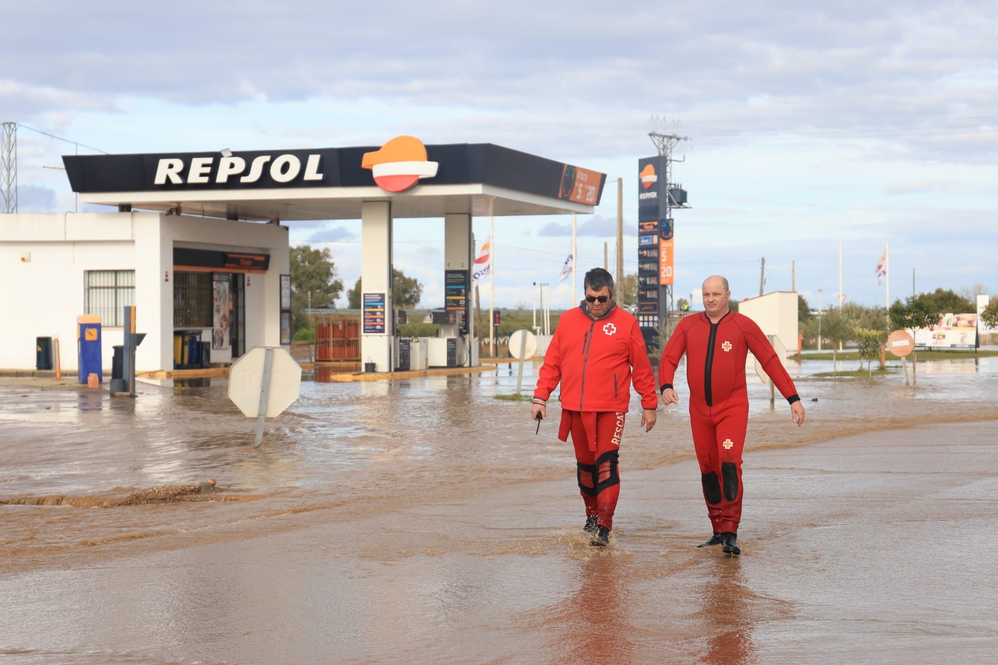 La gasolinera Repsol de Medellín quedó rodeada por el agua y los trabajadores fueron ayudados por la Guardia Civil para salir de allí. 