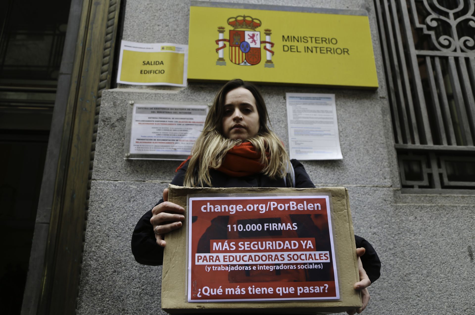 La educadora social Victoria Salinas muestra las firmas que ha entregado esta mañana en el Ministerio de Interior.