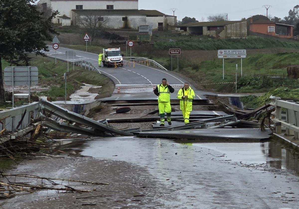 El agua se ha llevado parte del asfalto en un puente de la carretera BA-086, a la salida de Maguilla en dirección a Llerena.