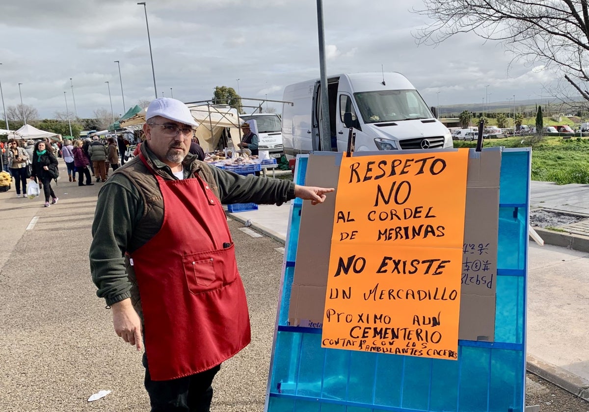 Un vendedor ambulante protesta contra el traslado de los puestos a Cordel de Merinas.