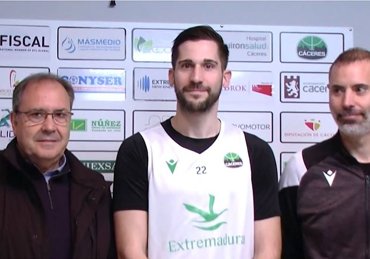 José Manuel Sánchez, Nikola Rakocevic y Adrià Alonso durante la presentación del jugador montenegrino.