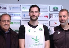 José Manuel Sánchez, Nikola Rakocevic y Adrià Alonso durante la presentación del jugador montenegrino.