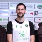 Nikola Rakocevic durante su presentación como jugador del Cáceres.