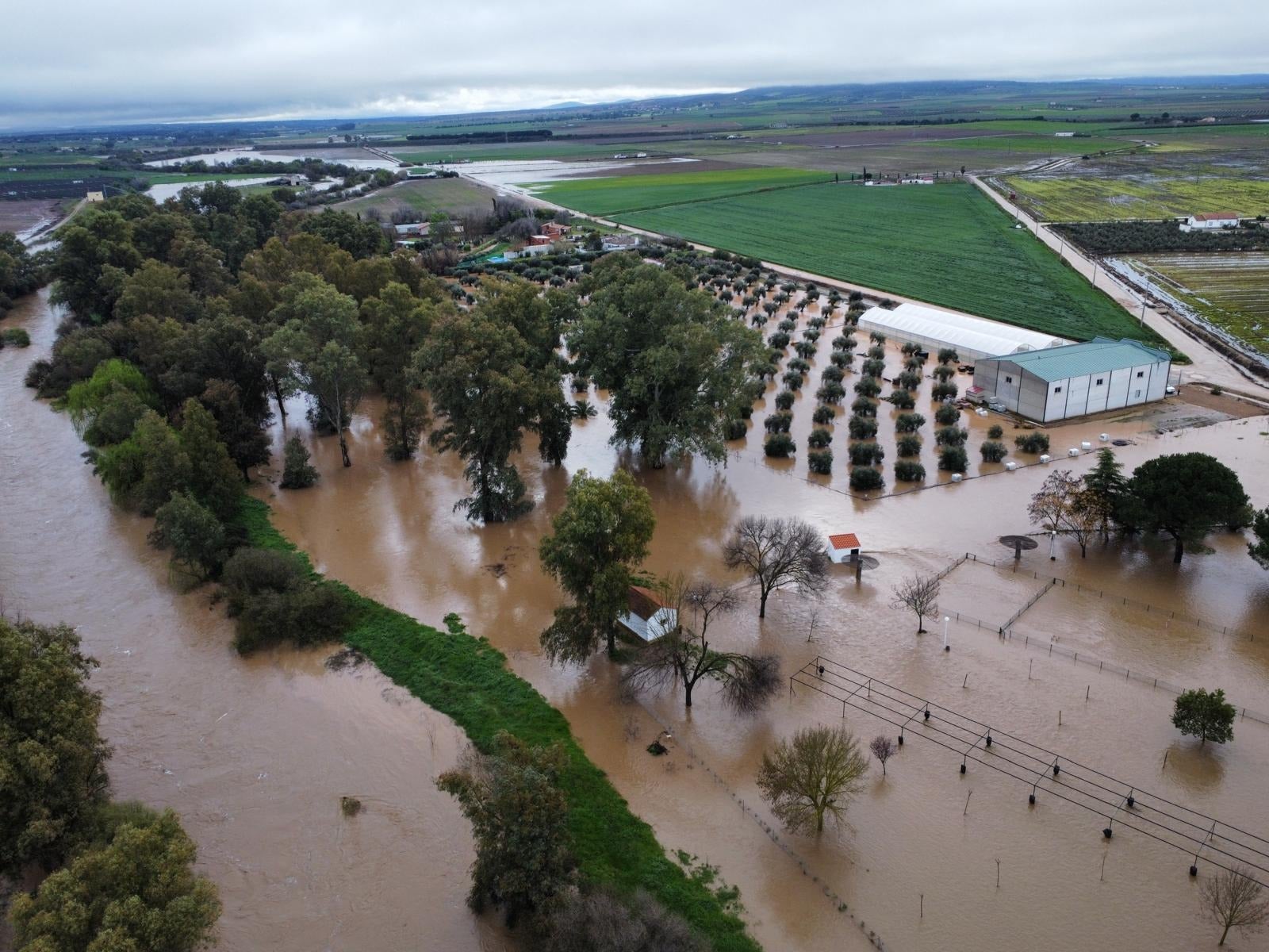 La crecida del río Ortiga provocó inundaciones en cocheras y campos de Mengabril, también en la zona de la piscina. 
