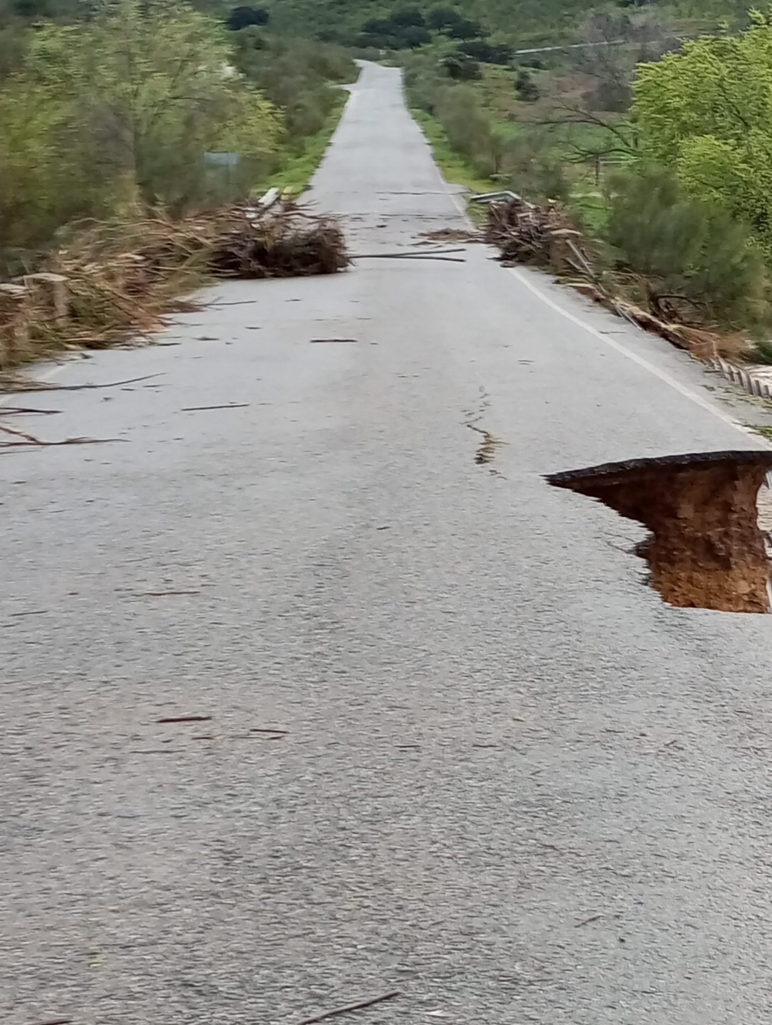 La crecida del río Viar, que desemboca en la presa de El Pintado en Cazalla de la Sierra, ha causado desperfectos en el asfalto de un puente de una pista asfaltada que une Puebla del Maestre con Fuente del Arco