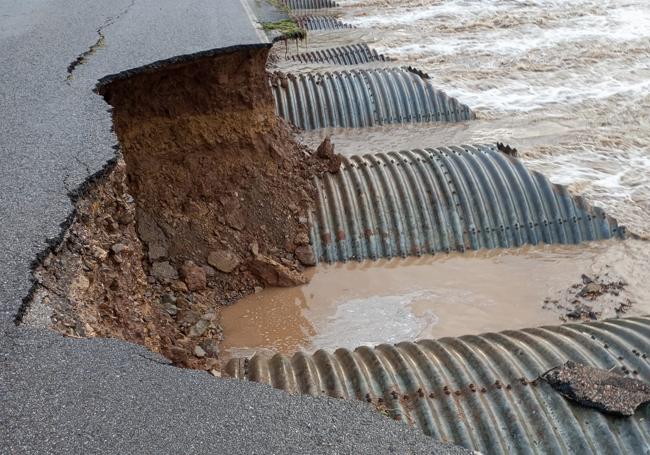 El agua del río se ha llevado parte de la carretera del puente que conecta Puebla del Maestre con Fuente del Arco.