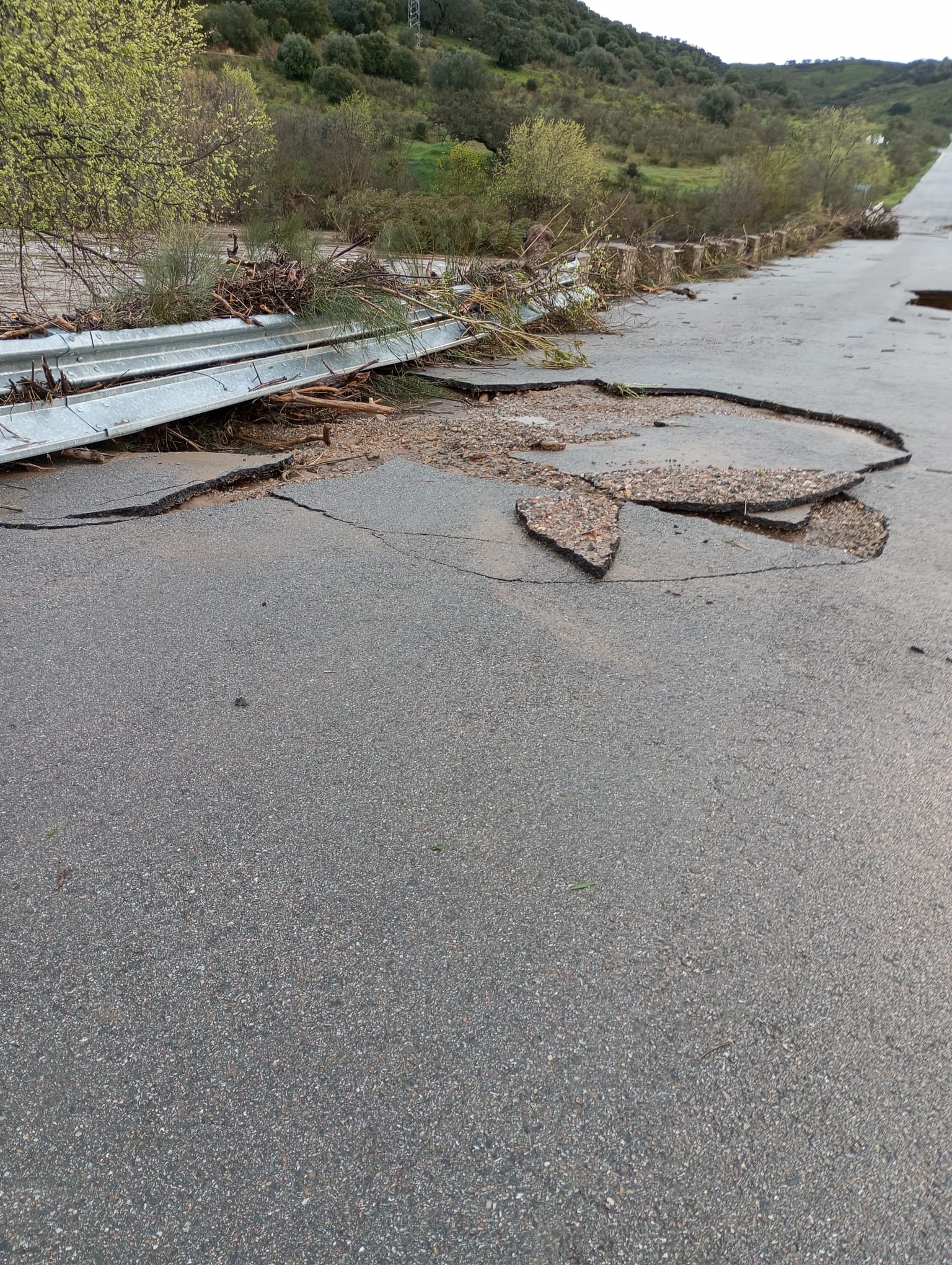 La crecida del río Viar, que desemboca en la presa de El Pintado en Cazalla de la Sierra, ha causado desperfectos en el asfalto de un puente de una pista asfaltada que une Puebla del Maestre con Fuente del Arco