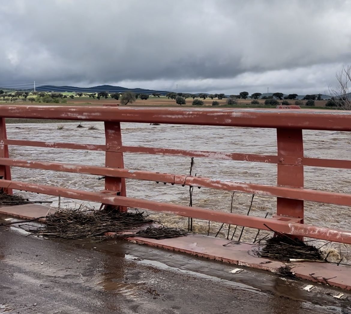 Carretera cortada en Quintana de la Serena