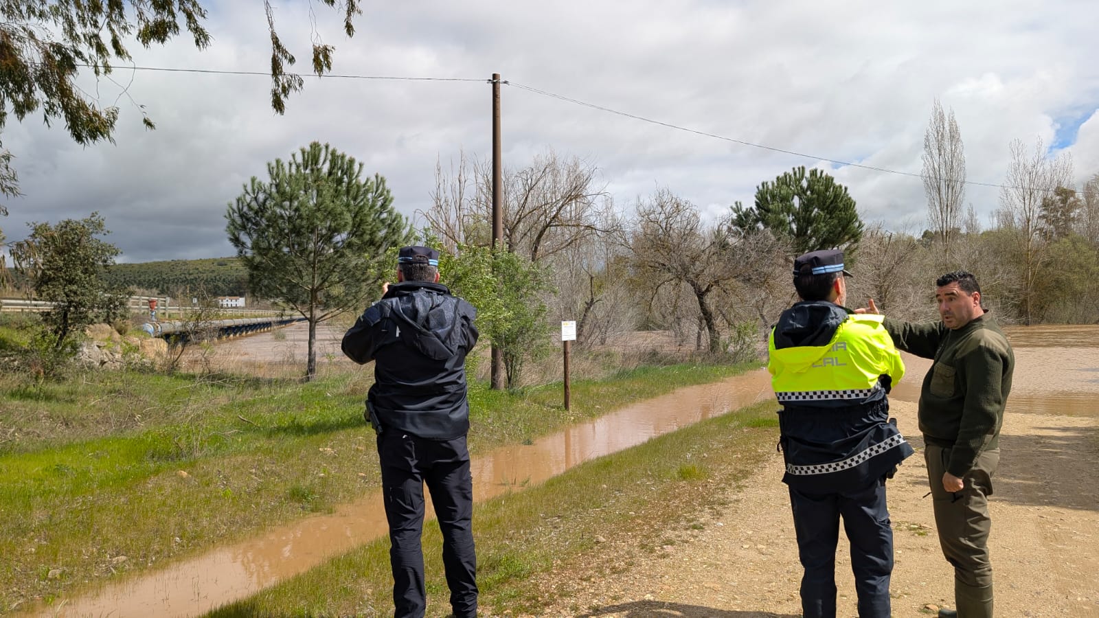 El río Zújar a su paso por Villanueva de la Serena. Se ha desbordado un badén.