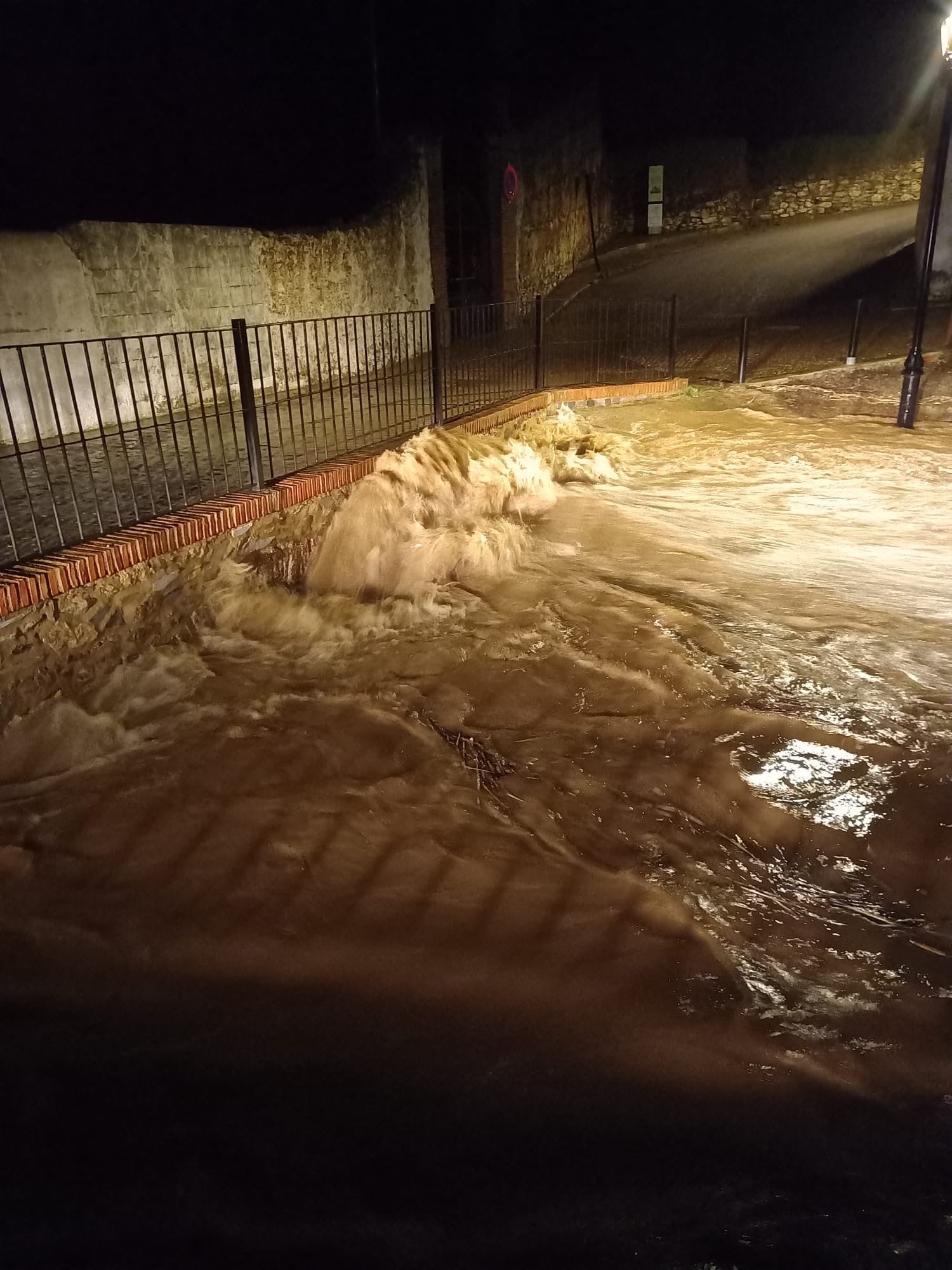 El agua ha anegado tres puentes en Villagarcía de la Torre.