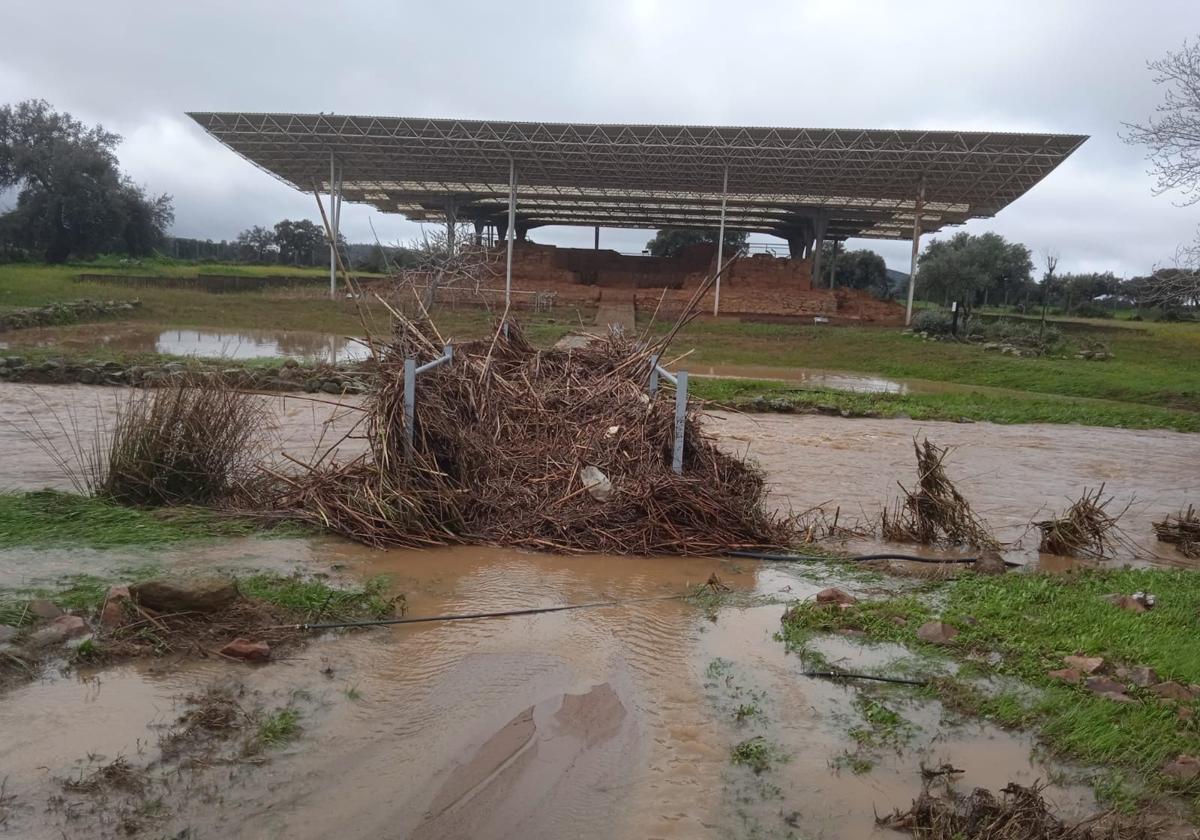 Crecida del arroyo que discurre paralelo al yacimiento tartésico de Cancho Roano.