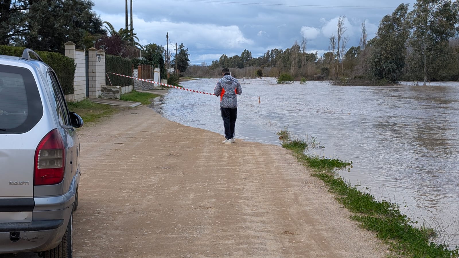 El río Zújar a su paso por Villanueva de la Serena. Se ha desbordado un badén.