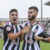 Bermúdez celebra un gol señalando el escudo del Badajoz al Nuevo Vivero.