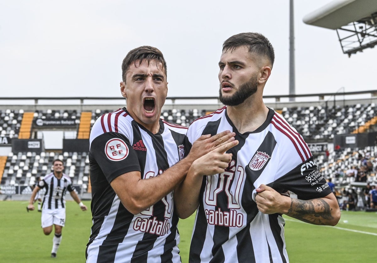 Bermúdez celebra un gol señalando el escudo del Badajoz al Nuevo Vivero.