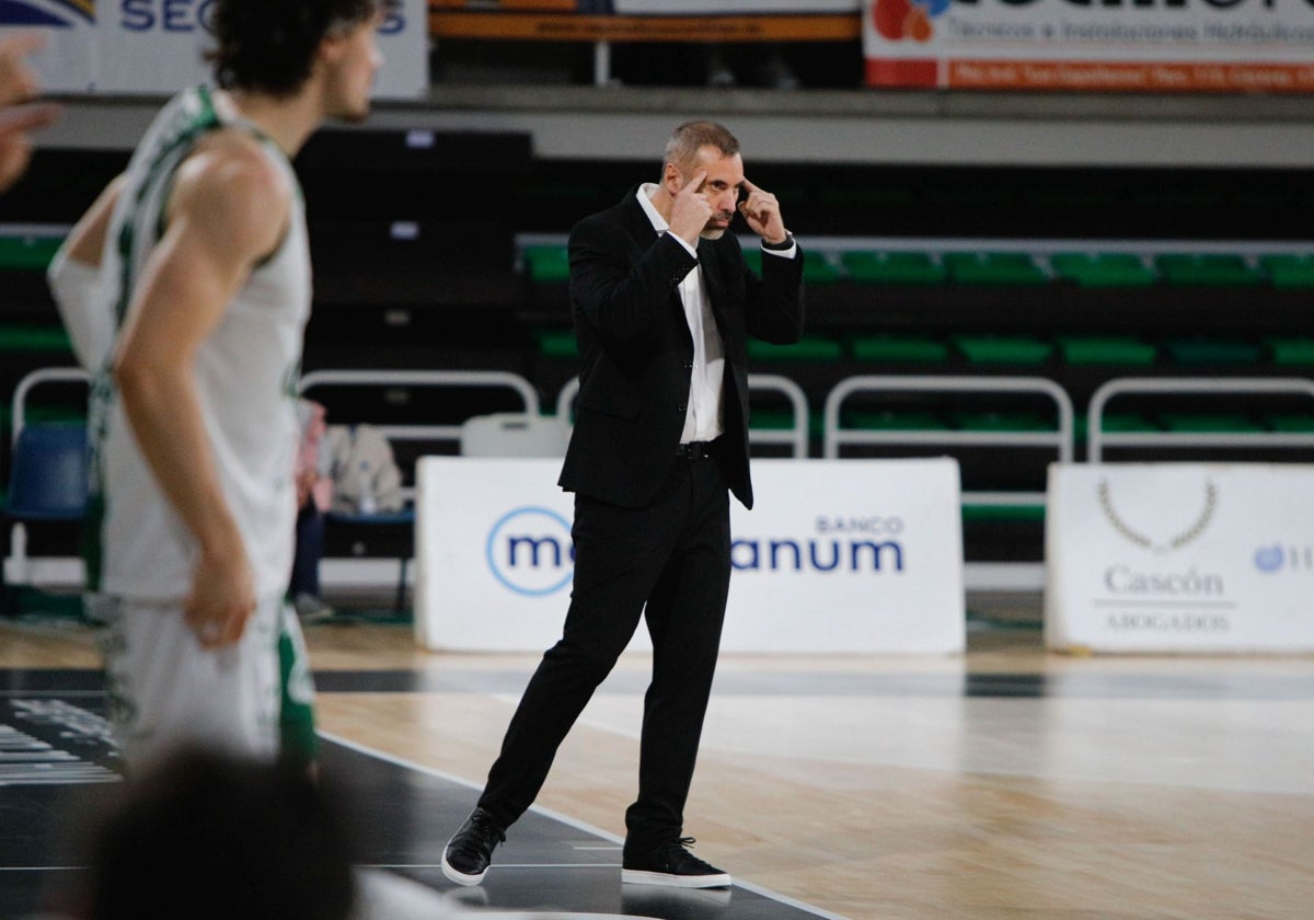 Adriá Alonso durante un partido del Cáceres.