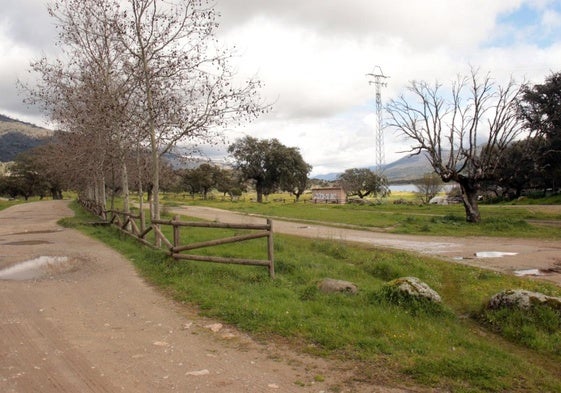 Aspecto actual de los caminos de entrada al embalse de Plasencia que serán acondicionados.