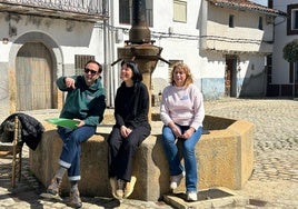 La escritora, en el centro.