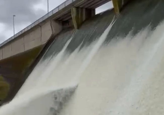 Presa de Arroyo Conejo, que no se llenaba desde hace 20 años. Es fundamental para el abastecimiento en la Campiña Sur.