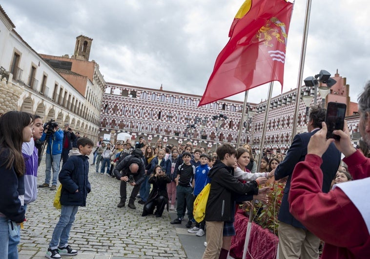 El izado de bandera en la plaza Alta por el Día de Badajoz.