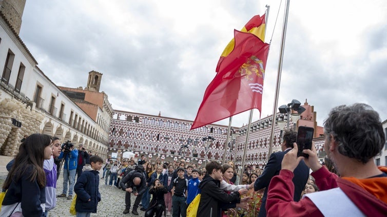 El izado de bandera en la plaza Alta por el Día de Badajoz.