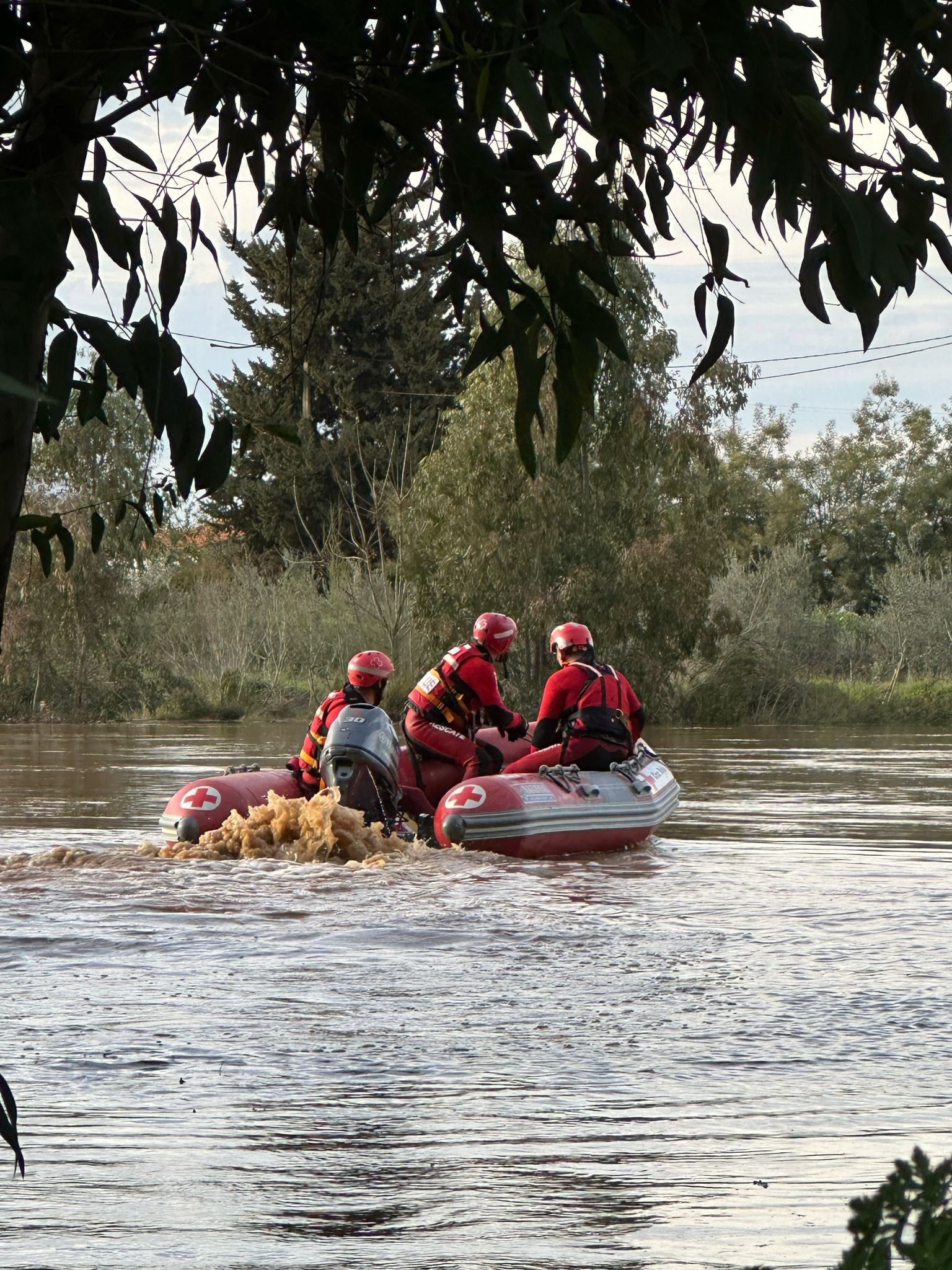 Imagen secundaria 2 - Rescate de los tres afectados en Montijo.