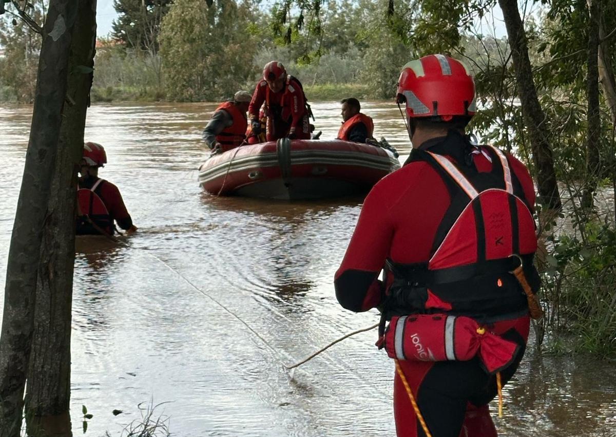 Imagen secundaria 1 - Rescate de los tres afectados en Montijo.