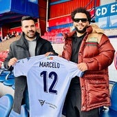Marcelo posa con la camiseta del Extremadura.