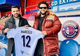 Marcelo posa con la camiseta del Extremadura.